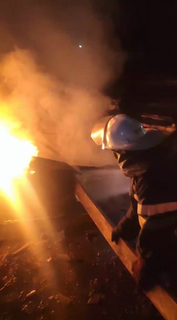 На Харьковщине сгорели амбары (фото)