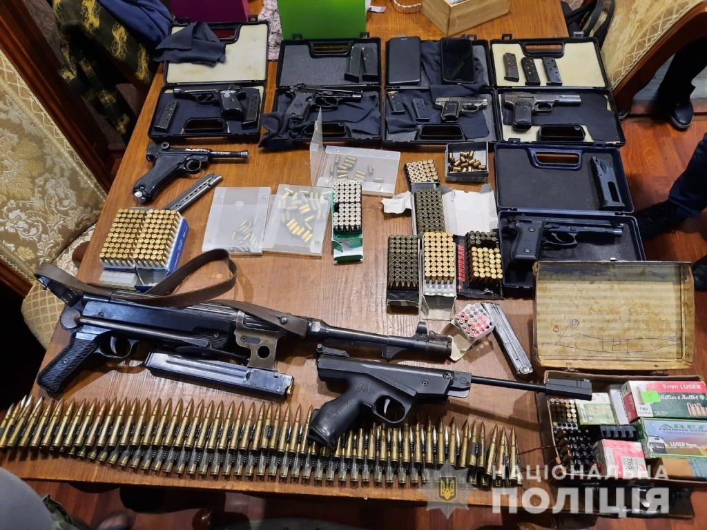 Пулеметы, пистолеты, мачете. Полиция провела обыски у торговцев оружием в Киеве, Харькове и Полтавской области