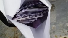 В Харьковской области сотрудница вынесла из почтового отделения полмиллиона гривен (фото)