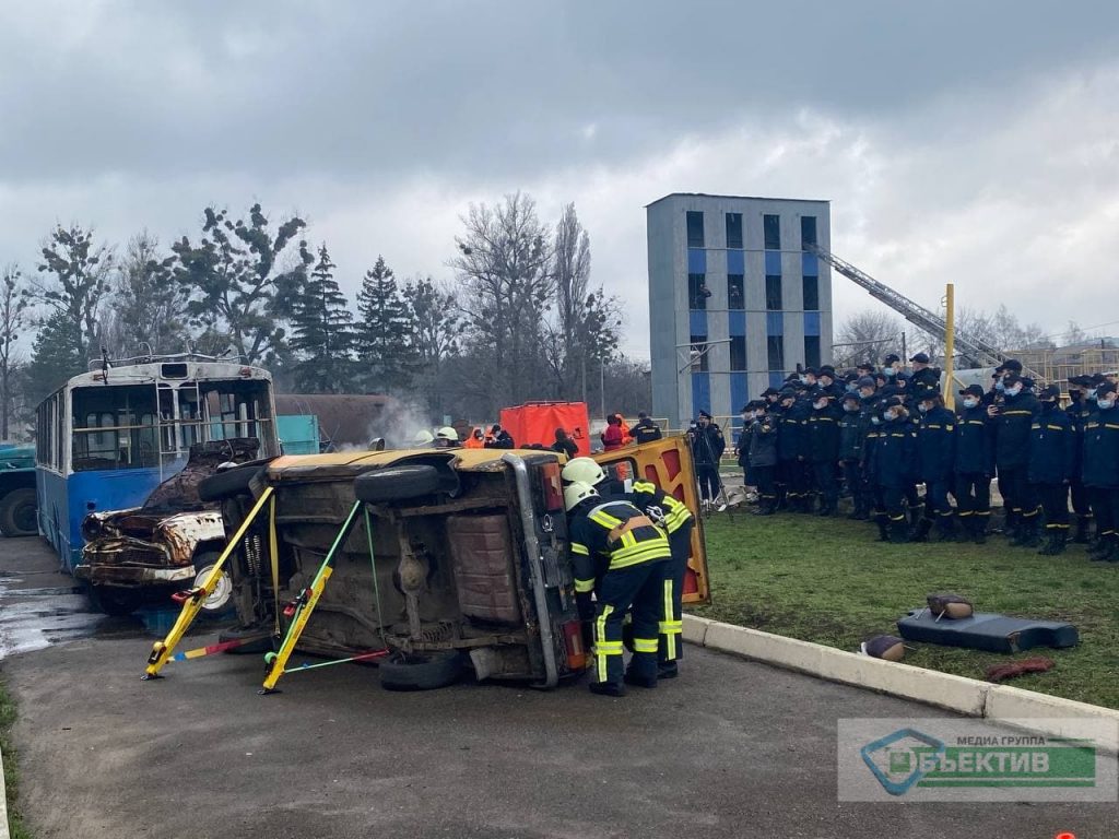 В Харькове тушат самолет АН-26 и ликвидируют последствия химической аварии (фото, видео)