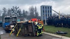 В Харькове тушат самолет АН-26 и ликвидируют последствия химической аварии (фото, видео)