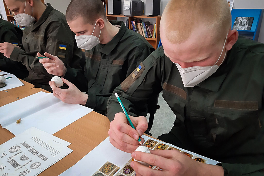 Солдат бригады им. Болбочана учили писанкарству (видео)