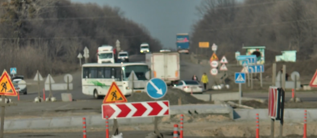 Суцільні вибоїни: водії скаржаться на ділянку міжнародної траси М-03 (відео)