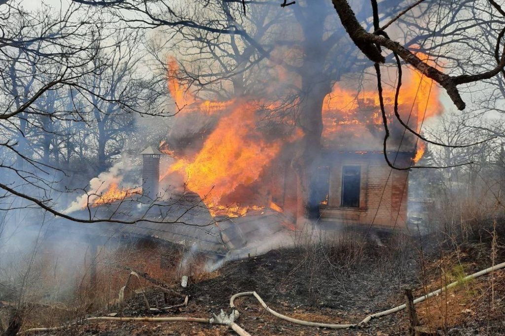 Под Харьковом четыре часа тушили пожар в заброшенном доме (фото)