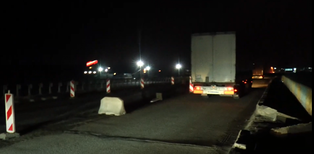 Майже наосліп: водії скаржаться на відсутність освітлення на розв’язці на харківській кільцевій (відео)