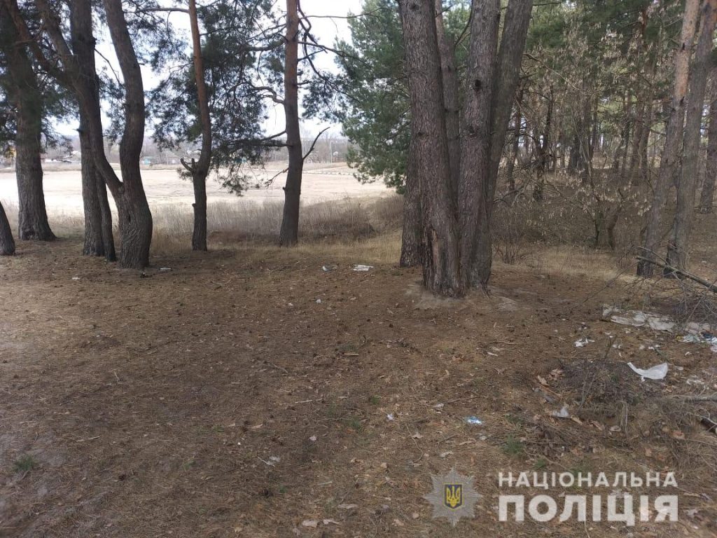 В стиле 90-х: на Харьковщине бандиты вывезли «коммерса» в лес (фото)