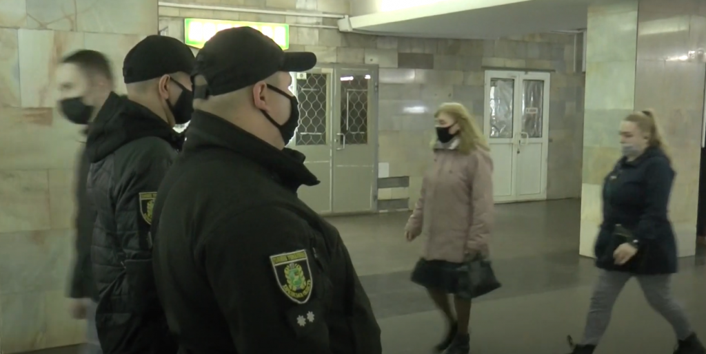 У харківській підземці перевіряли дотримання маскового режиму (відео)