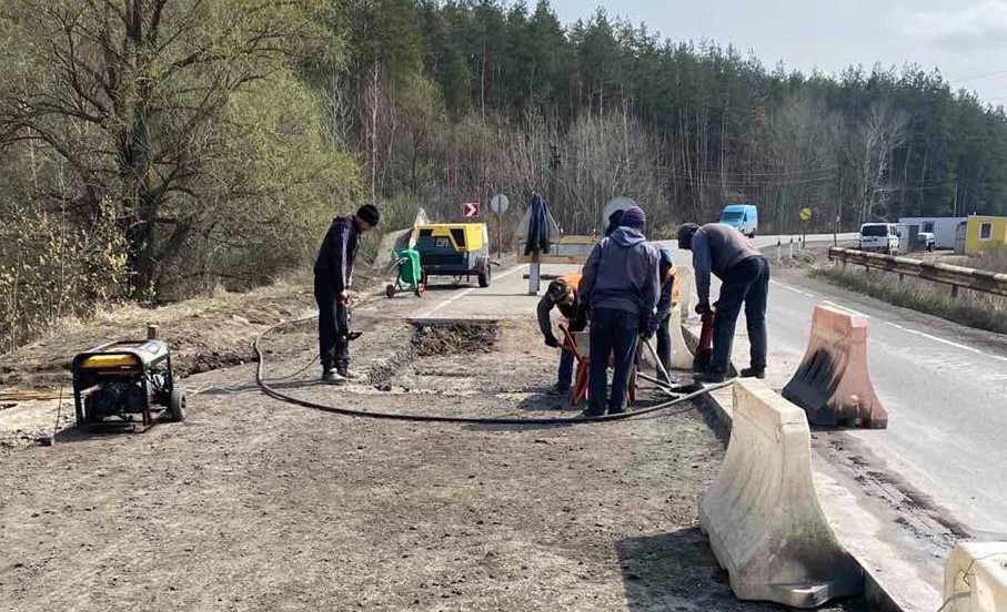 На дороге Мерефа — Змиев начали ремонтировать уже второй мост (фото)