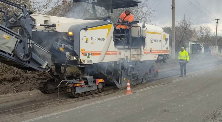 Продолжается ремонт дороги Змиев — Тарановка (фото)