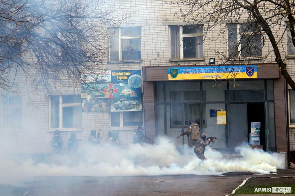 В Харькове на территории воинской части остановили «террористов» (фото)