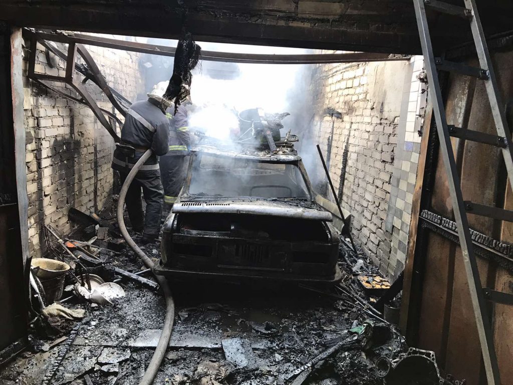 В Харькове автомобиль сгорел в гараже (фото)