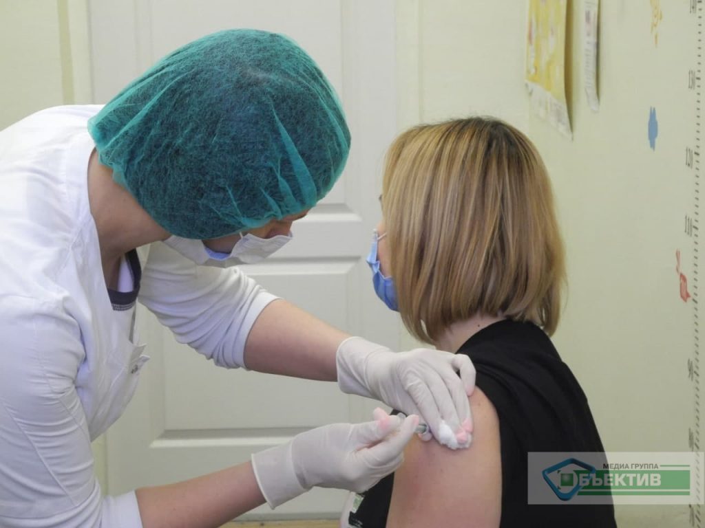 В Харькове начали прививать китайской вакциной CoronaVac (фото)