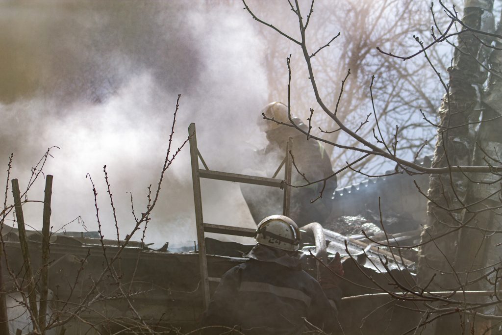 Харьковские спасатели потушили пожар в частном домовладении (фото)
