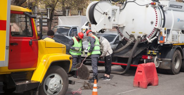 В Харькове  для прочистки канализационных коллекторов применяется комбинированная гидромашина