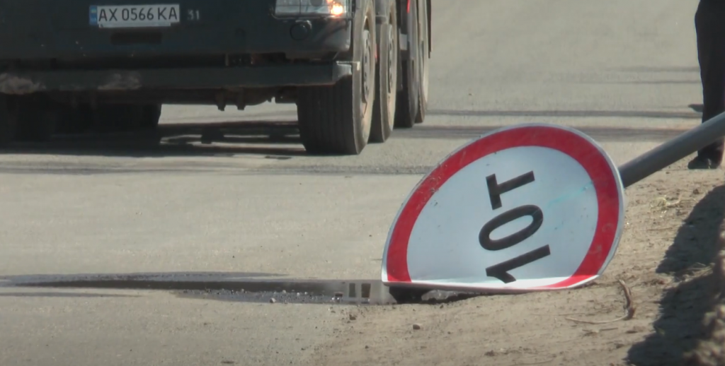 Таємнича крадіжка: на Харківщині зникли дорожні знаки (відео)