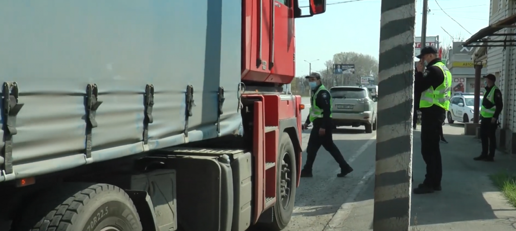 У Харкові заборонили транзит вантажівок: як це виглядає на практиці (відео)