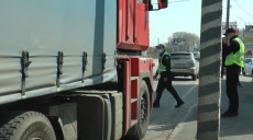 У Харкові заборонили транзит вантажівок: як це виглядає на практиці (відео)