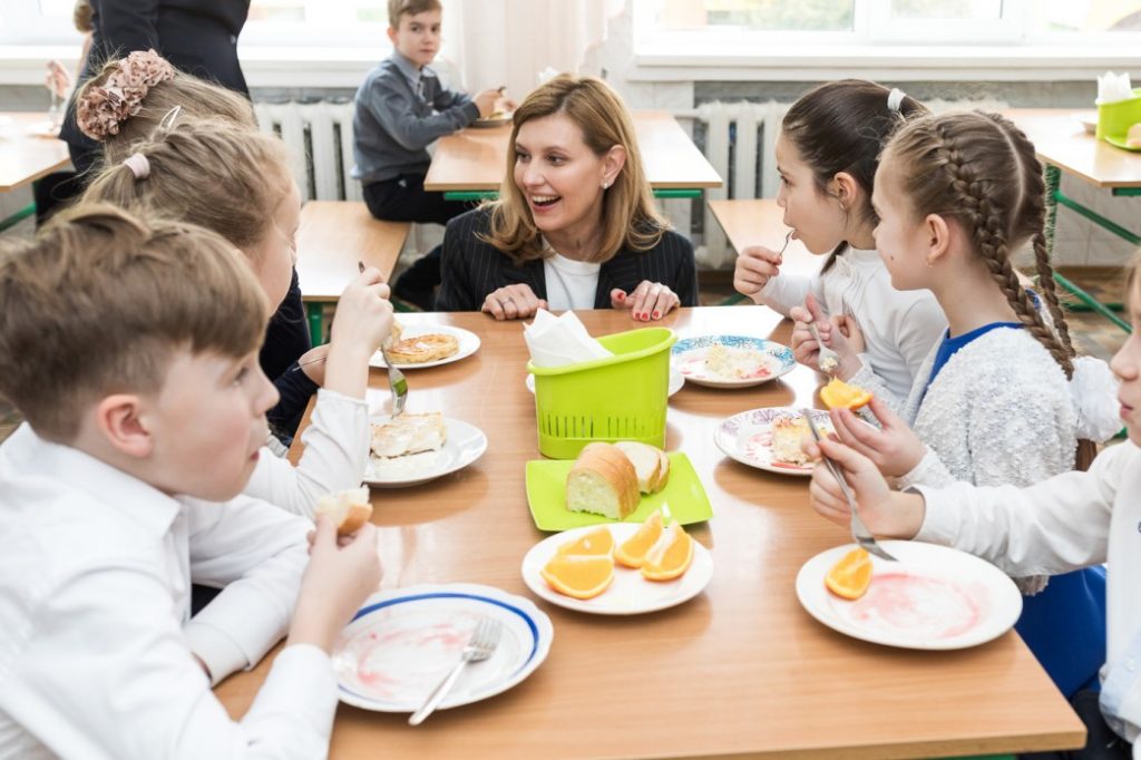 Больше мяса и фруктов — меньше сахара и хлеба. Утверждены новые нормы школьного питания