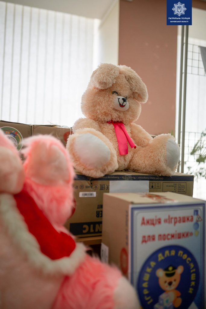 Харьковские школьники вместе с полицейскими собирают игрушки для бедных детей