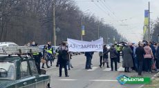 Рабочие Харьковского авиазавода перекрыли дорогу из-за долгов по зарплате (фоторепортаж)