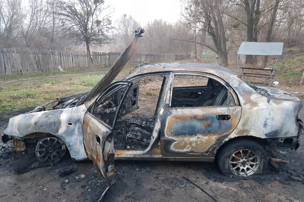 На Харьковщине сгорел автомобиль, припаркованный на ночь возле дороги (фото)