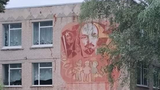 На Харьковщине дети прикрыли Ленина (фото)