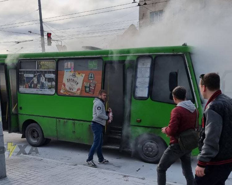 Полиция устанавливает обстоятельства возгорания маршрутки в Харькове