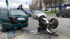 В Харькове мотоциклист влетел в легковушку: есть пострадавшие (фото)