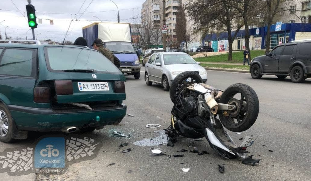 В Харькове мотоциклист влетел в легковушку: есть пострадавшие (фото)
