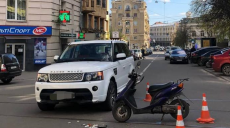 В центре Харькова Range Rover «подрезал» скутериста на «Ямахе»