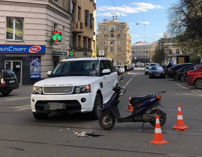 В центре Харькова Range Rover «подрезал» скутериста на «Ямахе»