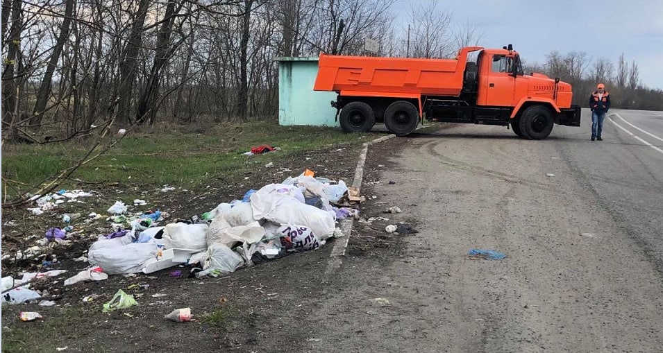 В Харьковской области с обочин вывезли около 400 тонн мусора (фото)