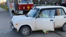 В Харькове водитель ВАЗа умер за рулем на ходу (фото)