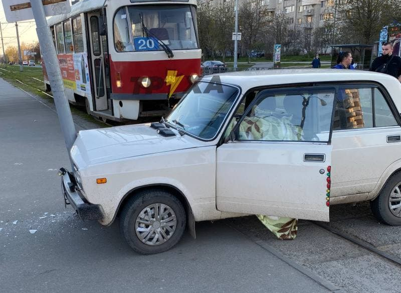 В Харькове водитель ВАЗа умер за рулем на ходу (фото)