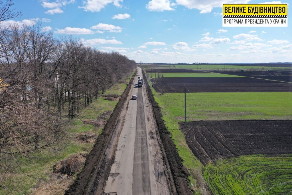 На пути к поселку Элитное начали ремонт дороги (фото)