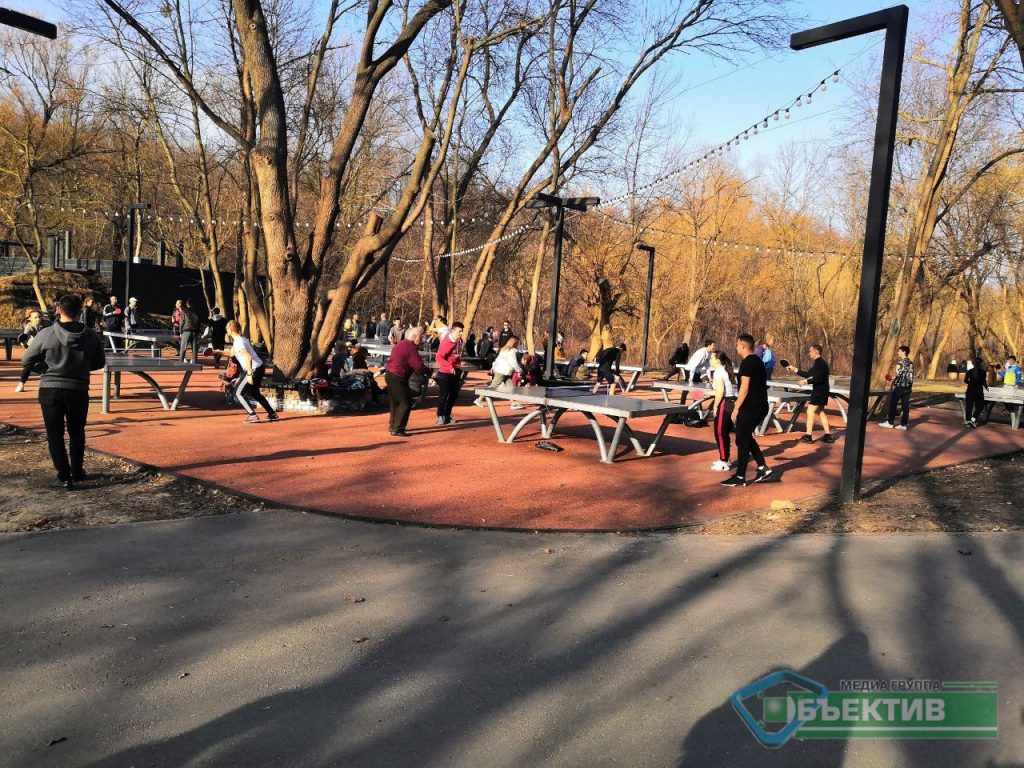 Первый день «красной» зоны в Харькове: парки «забиты» людьми (фоторепортаж)