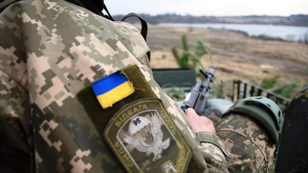 На Донбассе ранили украинского защитника
