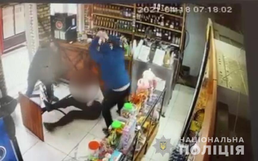 На Харьковщине двое мужчин совершили дерзкое нападение и избили третьего (фото, видео)