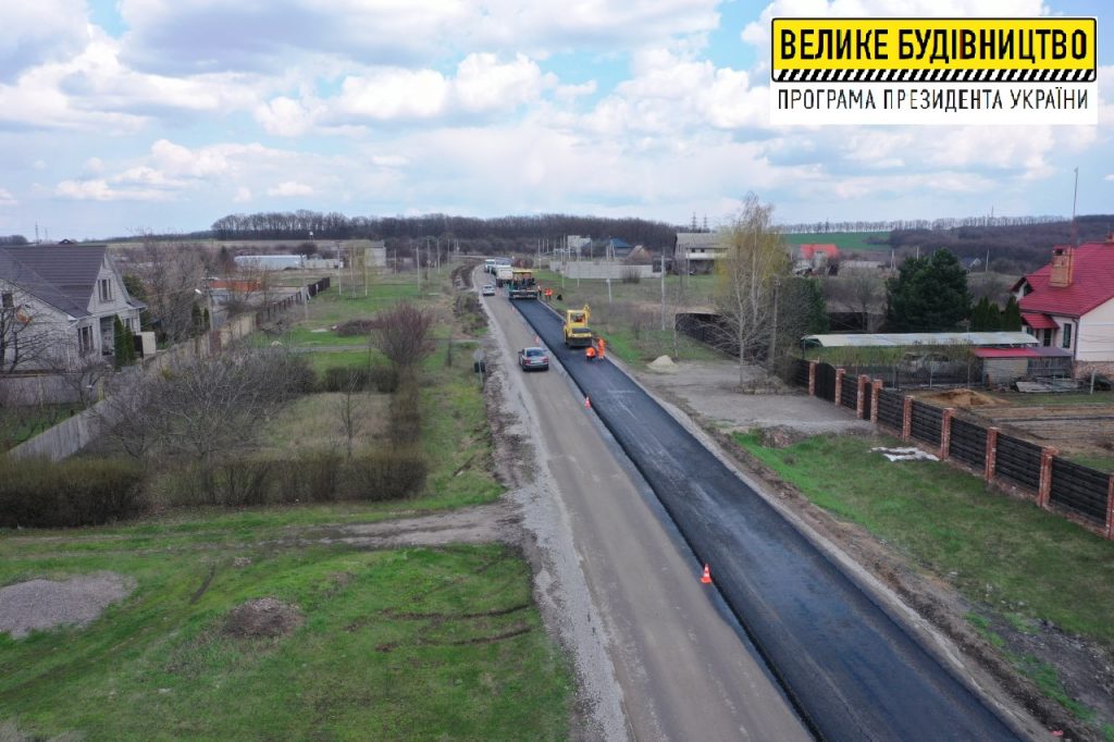 На подъезде к поселку Березовка укладывают выравнивающий слой асфальта (фото)