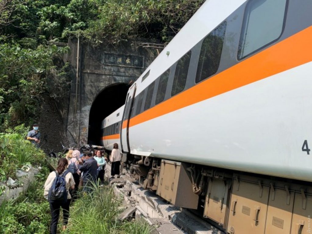На Тайване сошел с рельсов поезд — всего пострадали около 160 людей (видео)