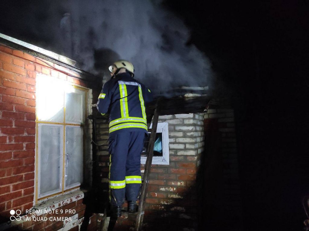 В Харьковском районе оперативно ликвидировали пожар в жилом доме (фото)