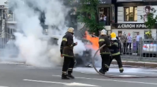 В центре Харькова сгорела иномарка (видео)