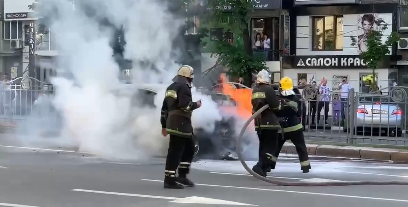 В центре Харькова сгорела иномарка (видео)