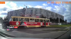 В Харькове трамвай врезался в иномарку (видео столкновения 18+)