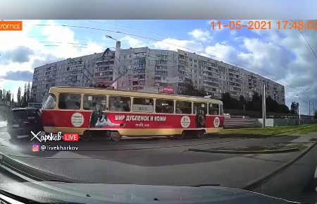 В Харькове трамвай врезался в иномарку (видео столкновения 18+)