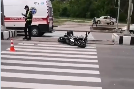 В Харькове в ДТП пострадал мотоциклист (видео)