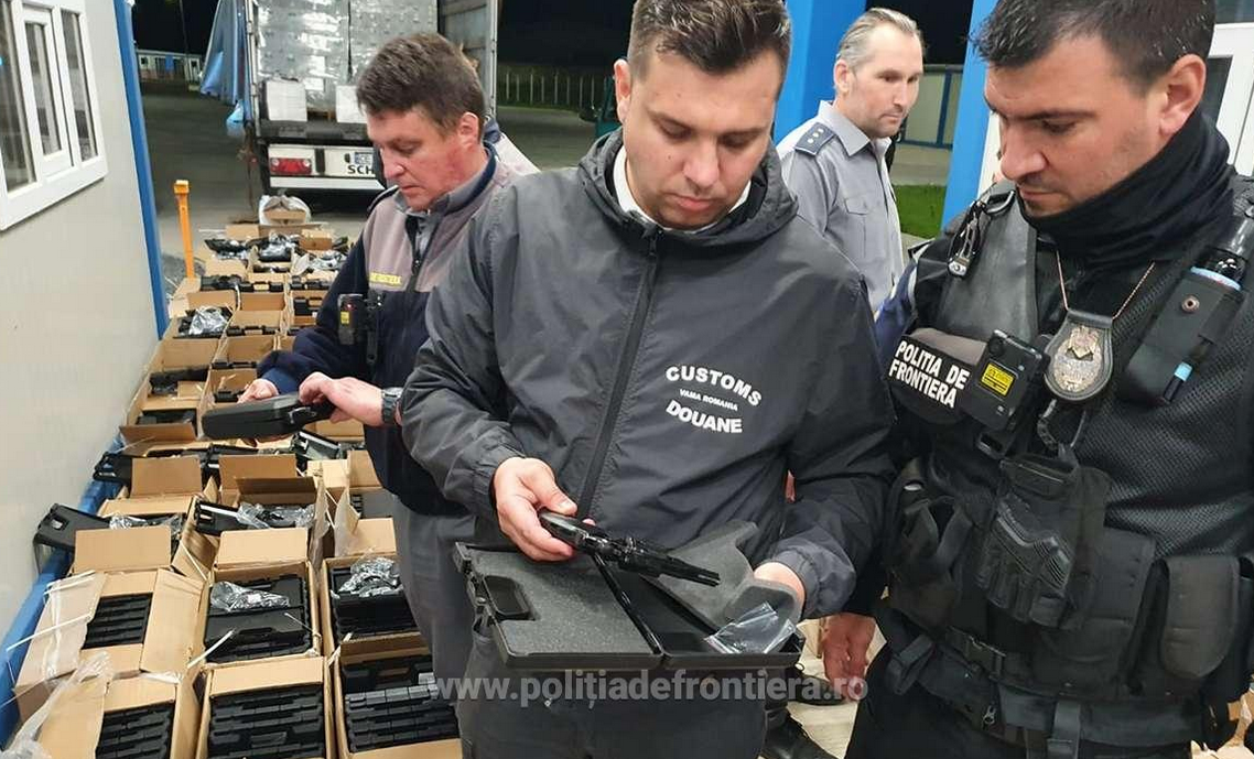Пограничники опровергли попытку провоза в Румынию из Украины крупной партии револьверов (фото)