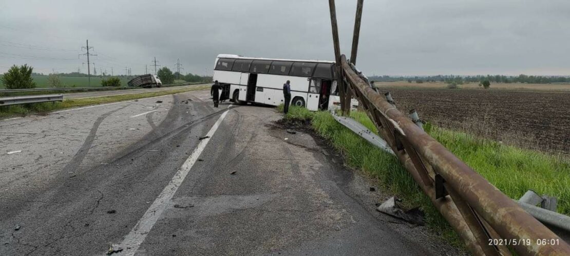 Автобус «Каховка — Харьков» слетел в кювет (видео, фото)