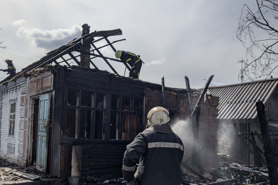 В Харьковской области из-за скутера загорелись сразу 2 двора (фото)