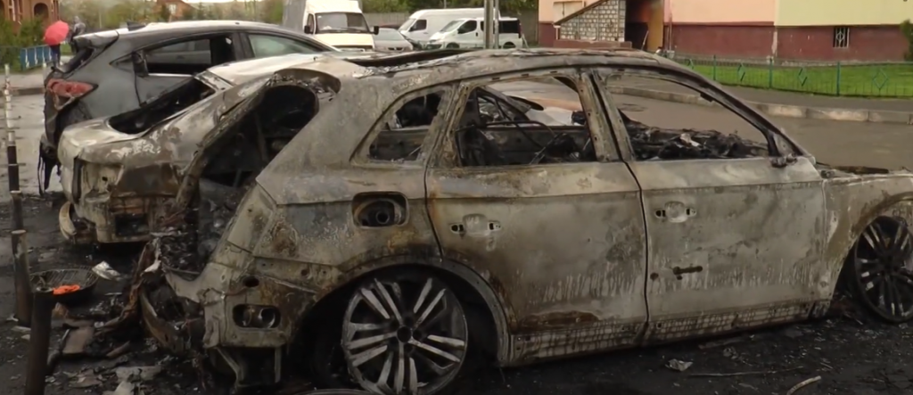 Подробиці нічної пожежі на Салтівці: вогонь перетворив авто на смолоскипи (відео)